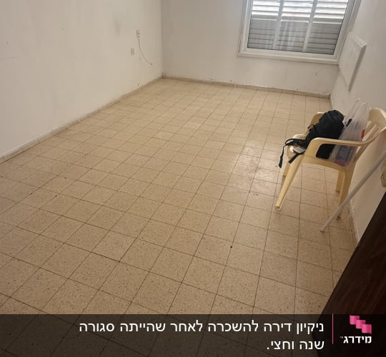 חדר ריק עם רצפת אריחים וכיסא פלסטיק